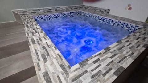 Powerful massage jacuzzi experience,ideal for soothing,relaxing sensations.