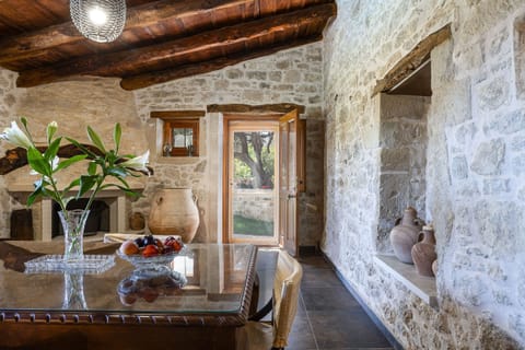 Villa, 2 Bedrooms, Private Pool, Mountain View | In-room dining