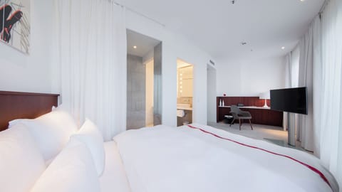 Loft, Balcony | Premium bedding, pillowtop beds, in-room safe, desk