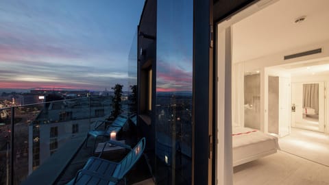 Loft, Balcony | Premium bedding, pillowtop beds, in-room safe, desk