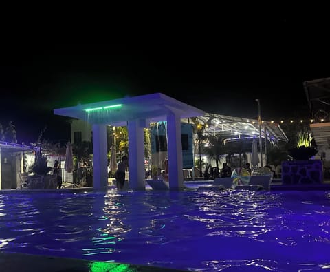 4 outdoor pools