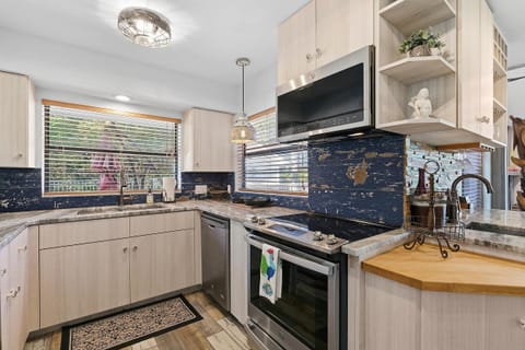 House, Multiple Beds (Hooked on the River) | Private kitchen