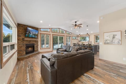 The Pine Getaway on 60 Acres with Hot Tub House in Park County