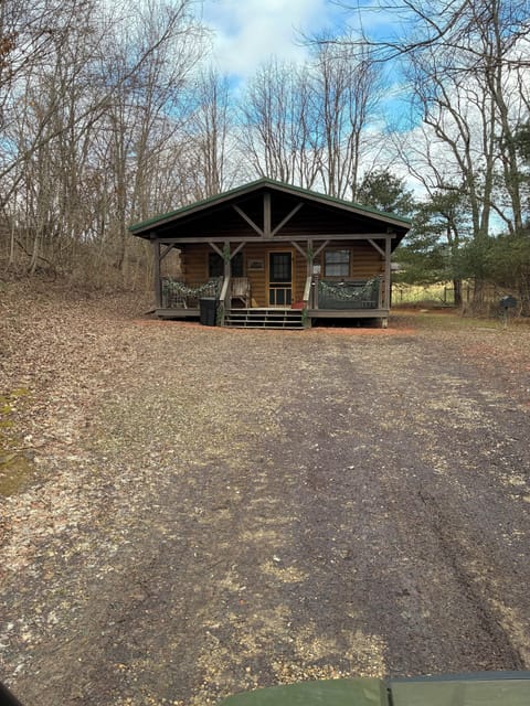 Cozy 1-bedroom cabin in gorgeous Hocking Hills. Private Couples getaway Cabin in Falls Township