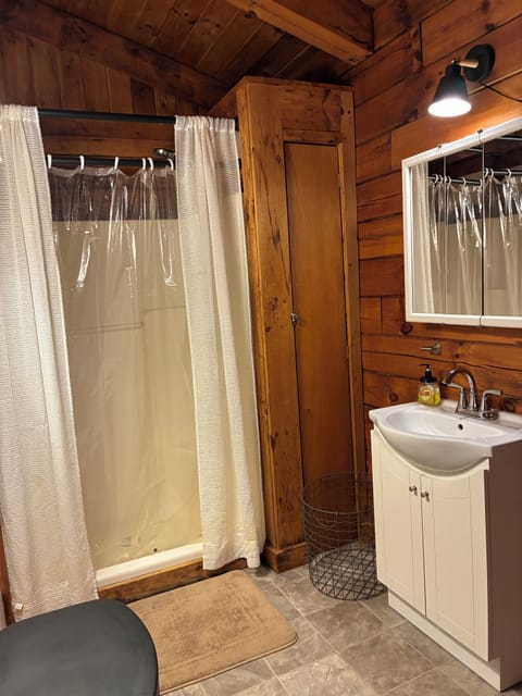 Cozy 1-bedroom cabin in gorgeous Hocking Hills. Private Couples getaway Cabin in Falls Township