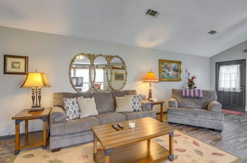 Peaceful 3BR 2.5BA Retreat Near The Marina With Pool And Outdoor Living Cabin in Lake Oconee