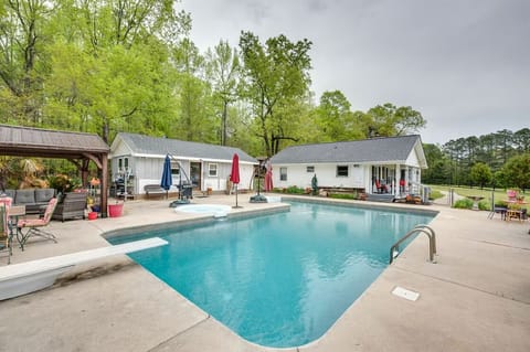 Peaceful 3BR 2.5BA Retreat Near The Marina With Pool And Outdoor Living Cabin in Lake Oconee