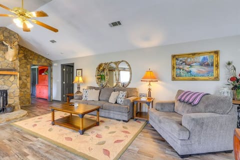 Peaceful 3BR 2.5BA Retreat Near The Marina With Pool And Outdoor Living Cabin in Lake Oconee