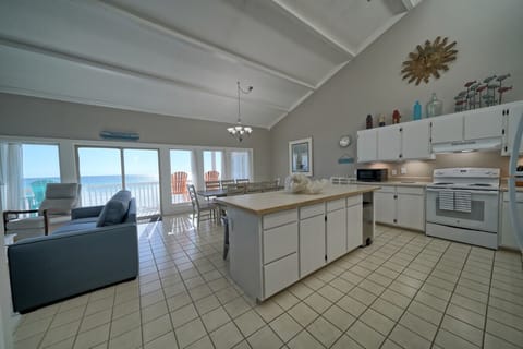 The grandeur of the Gulf awaits. This open-concept space, bathed in natural light, promises memorable moments against an ocean backdrop.