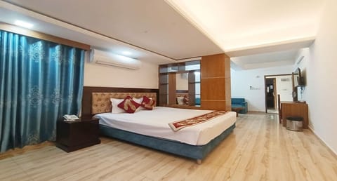 Deluxe Double Room, Balcony | Desk, laptop workspace, WiFi (free)