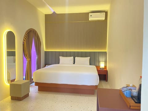 Luxury Double or Twin Room, 1 Bedroom | Desk, blackout drapes, soundproofing, iron/ironing board
