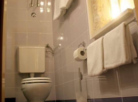 Apartment (Duplex Apartment with Terrace) | Bathroom | Shower, towels