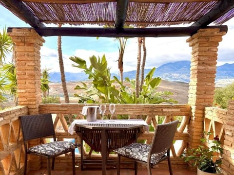 Superior Suite, Garden View | Outdoor dining