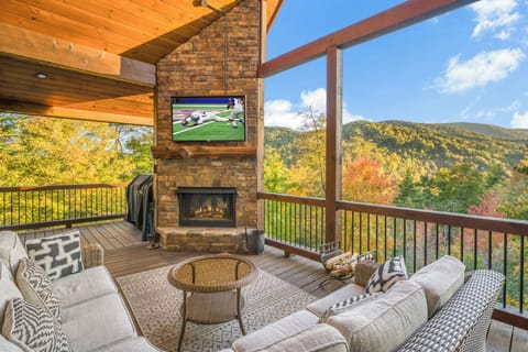 Wolf Branch Retreat - Entry Level Deck