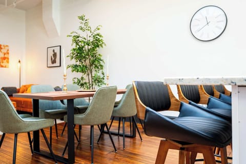 Ample seating for everyone! The 6-seater dining room table ensures even a packed house can enjoy a meal together. 4 bar stools allows for everyone to socialize even while the meal is being cooked. 