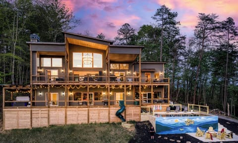 Hosted By Turnkey Hospitality LLC
Aska Splash, a luxury mountain retreat designed for gathering. 5 king bedrooms, indoor/outdoor living, multiple decks, heated pool, hot tub, game room, and room for up to 16 guests, this is the perfect Vacation Home.