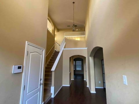 Entryway 

Upstairs: 

2 Bedrooms each with a queen bed 
Flex Room with 2 Queen beds

Downstairs: 

Master Bedroom with King Bed
Flex Space with sleeper Sofa
Family Room
Eat in Kitchen 