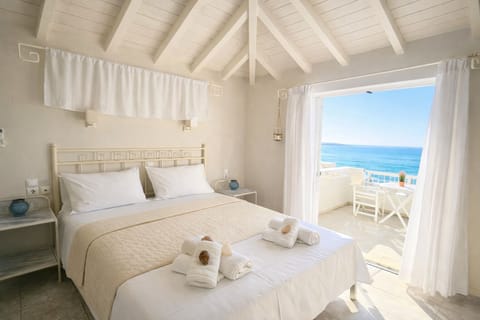 Deluxe Double Room, 1 Queen Bed, Balcony, Sea View | Free WiFi