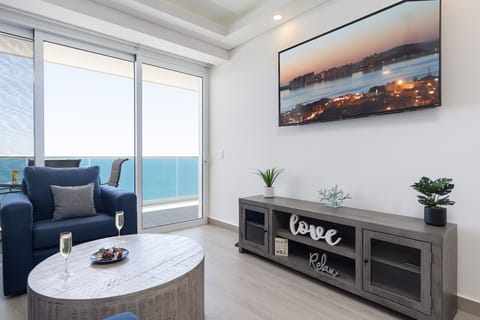 Apartment, 1 King Bed with Sofa bed, Balcony (Encantame Towers Velero 1703) | Living area