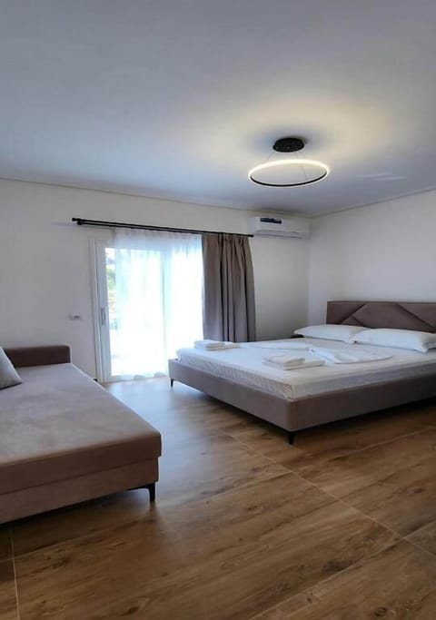 Desk, laptop workspace, free WiFi