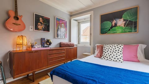 A design-forward bedroom where mid-century furniture meets bold contemporary art. 
#DesignStay #SintraLiving #MidCenturyStyle #Art #Portugal #PT #Sintra