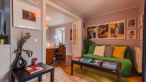A stylish living space blending vintage charm with contemporary comfort. An inviting atmosphere that feels both creative and homely.
#Design #CreativeSpaces #PortugalGetaway #Art #Portugal #PT #Sintra