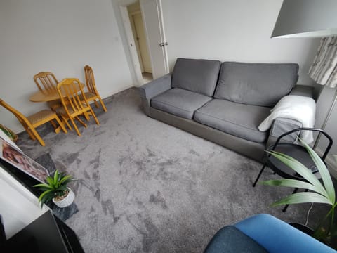 LIving romm with sofabed and small dining table