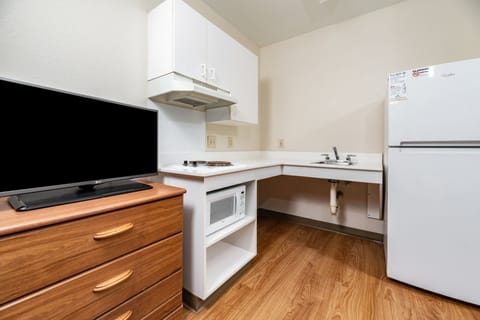 Studio, 1 Queen Bed, Non Smoking | Private kitchenette | Fridge, microwave, stovetop