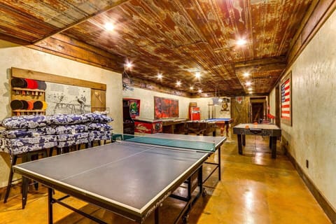 New! 45 minutes to lakepoint. Cabin in Georgia