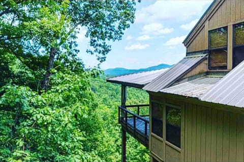 Private Mountain View Cabin nestled in the treetops — scroll to see the panoramic mountain views waiting just beyond the deck. Your front-row seat to breathtaking scenery starts here.
