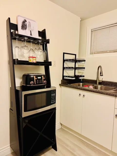 Entire guest suite in Delta, Canada, Cozy & Stylish 1BR Perfect for Getaways House in Surrey