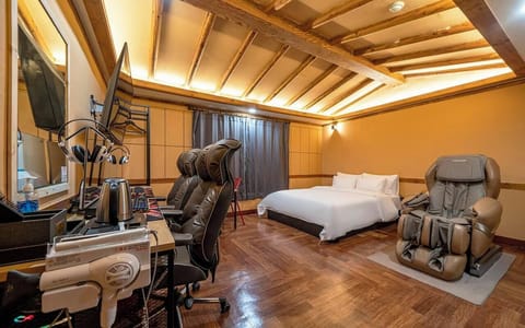 Suite High-Spec Gaming Couple PC | Desk, laptop workspace, blackout drapes, free WiFi