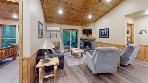 Deluxe Cabin, 4 Bedrooms, Fireplace, River View | Living area | TV