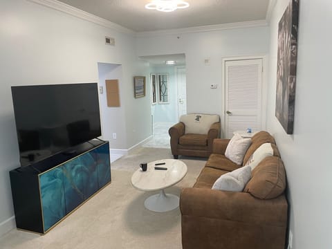 3 Bdrm Condo on the River Downtn Augusta: security, parking garage, gym & sauna Apartment in North Augusta