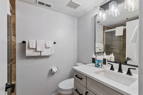 En Suite Bathroom / Primary Bedroom