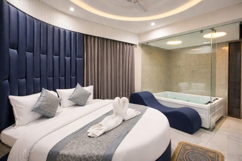 Royal Room | Desk, free WiFi