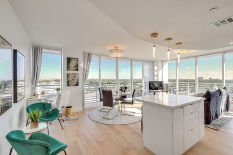 Hollywood Vacation Rental | 1BR | 2BA | 876 Sq Ft