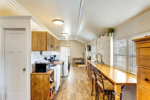 Kitchen | Breakfast Bar | Microwave