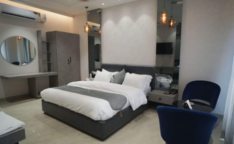 Deluxe Double Room, City View | Desk, free WiFi