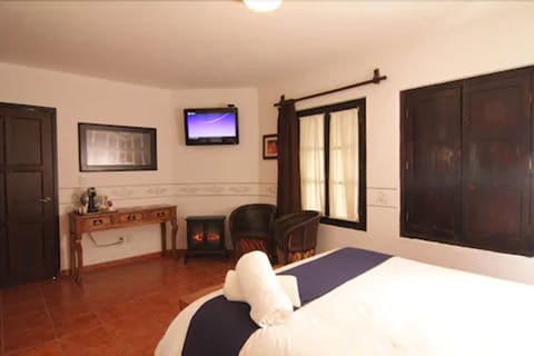 Desk, iron/ironing board, WiFi, bed sheets