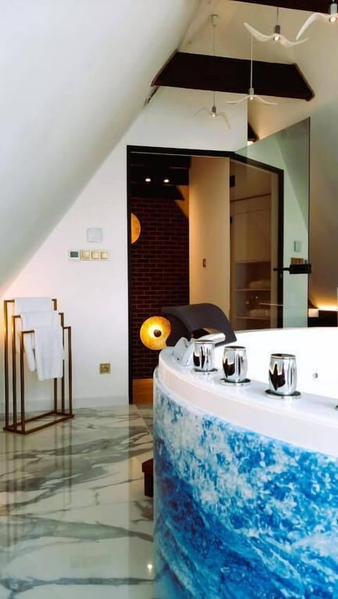 (309) Two-Floor Apartment with Private Hot Tub | Jetted tub