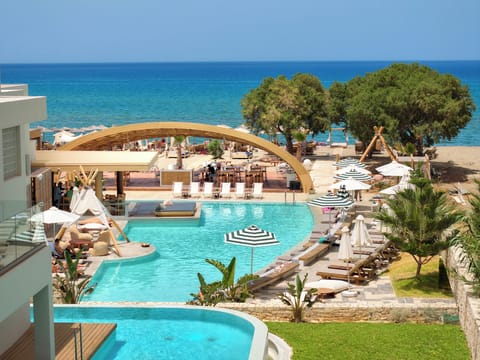 Double Swim Up Room | Premium bedding, memory foam beds, free minibar items, in-room safe