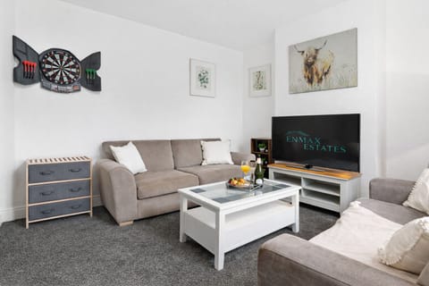 3 Bedroom House - Warrington Centre Sleeps 6 House in Warrington