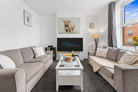 3 Bedroom House - Warrington Centre Sleeps 6 House in Warrington