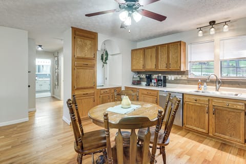 House (3 Bedrooms) | Interior