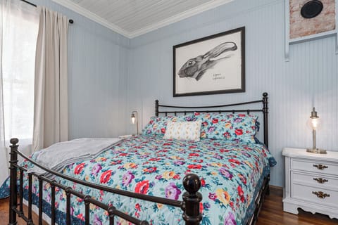 Halo's Garden | Perfect Couples Retreat House in Fredericksburg