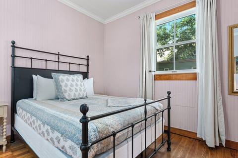 Halo's Garden | Perfect Couples Retreat House in Fredericksburg