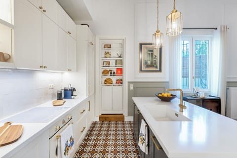 Main level open plan kitchen