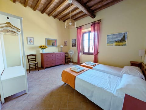 Casale Il Pescinone - Sunflower between sea and countryside, for large families Apartment in Tuscany