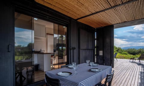 Basic Apartment | Outdoor dining